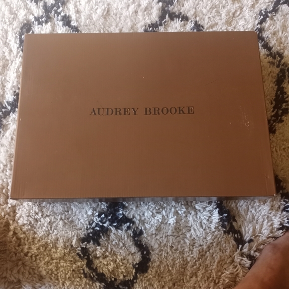 Audrey Brooke beige 4 inch boot. - Picture 4 of 4